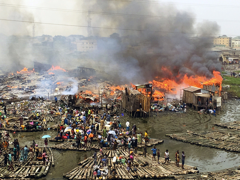 尼日利亚拉各斯最大木材市场遭遇严重火灾