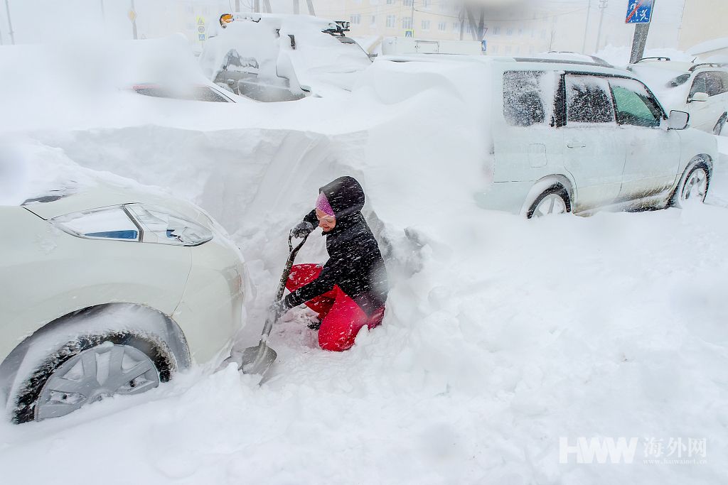 俄罗斯萨哈林岛迎来暴风雪天气民众刨雪找车