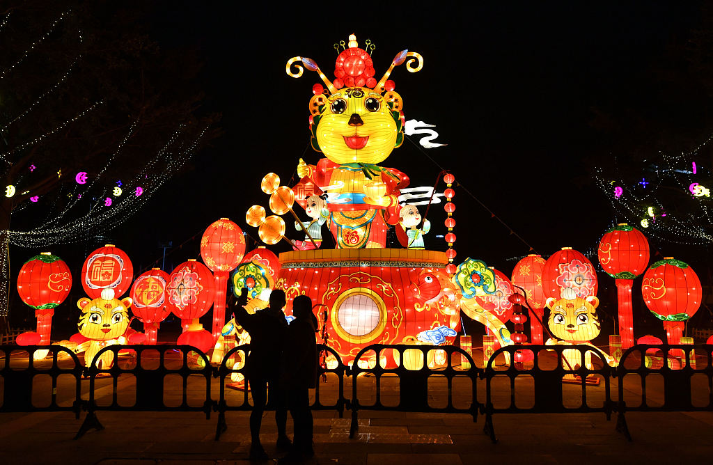 福州福虎花灯吸引市民驻足拍照