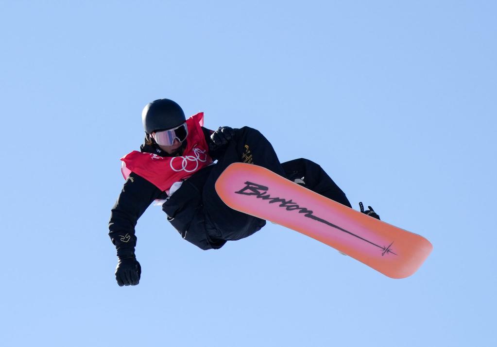 当日,在北京2022年冬奥会单板滑雪项目男子坡面障碍技巧资格赛中,中国