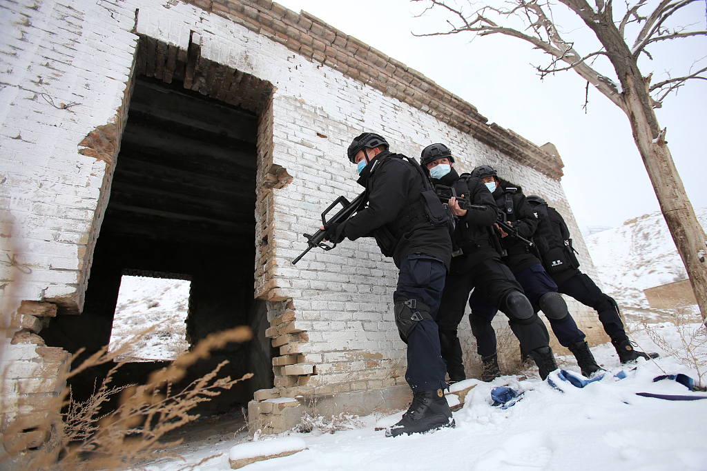 新疆伊犁雪后特警开展搜索救援训练