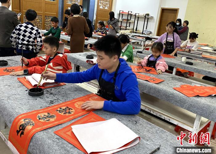 中国青少年在写春联 主办方供图