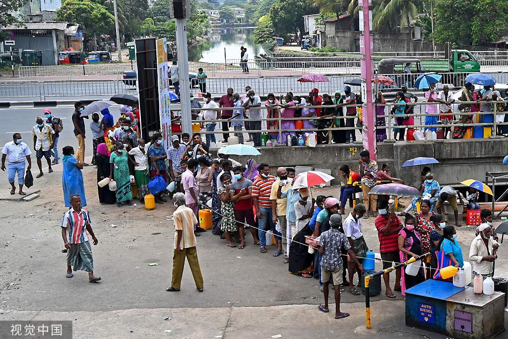 斯里兰卡民众遭遇生活用品短缺 加油站内排队购买家用煤油