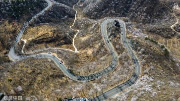 北京：京郊“最美公路”昌赤路繁花似锦 车辆如在花海中行驶