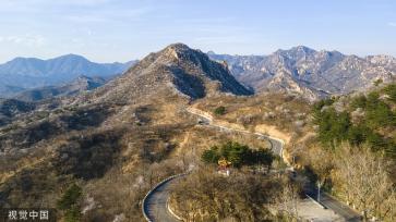 北京：京郊“最美公路”昌赤路繁花似锦 车辆如在花海中行驶