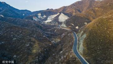 北京：京郊“最美公路”昌赤路繁花似锦 车辆如在花海中行驶