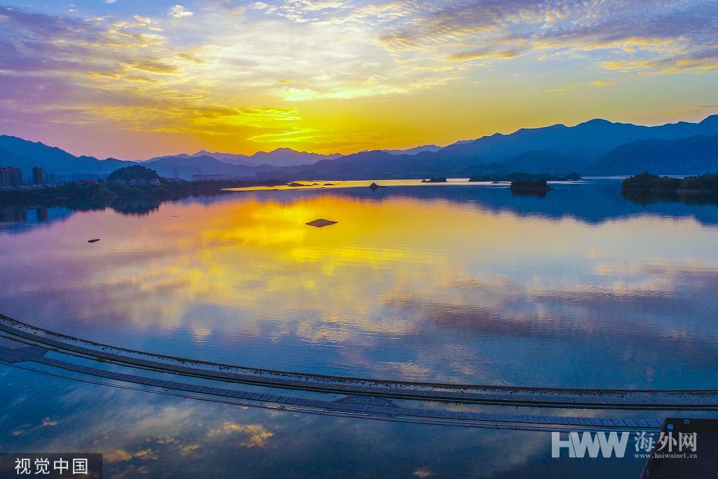 杭州：千岛湖彩霞漫天