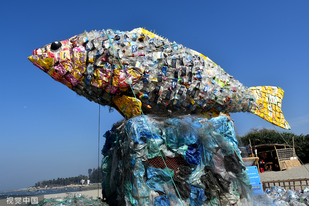 孟加拉国居民用塑料垃圾做成鱼雕像 呼吁保护海洋