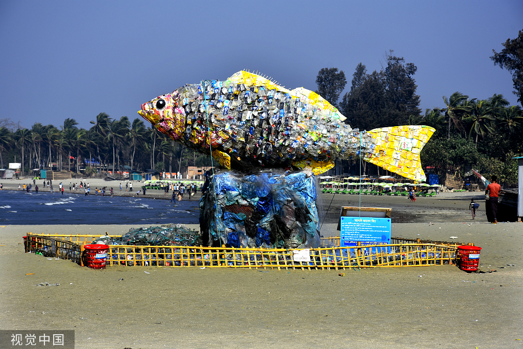 孟加拉国居民用塑料垃圾做成鱼雕像 呼吁保护海洋