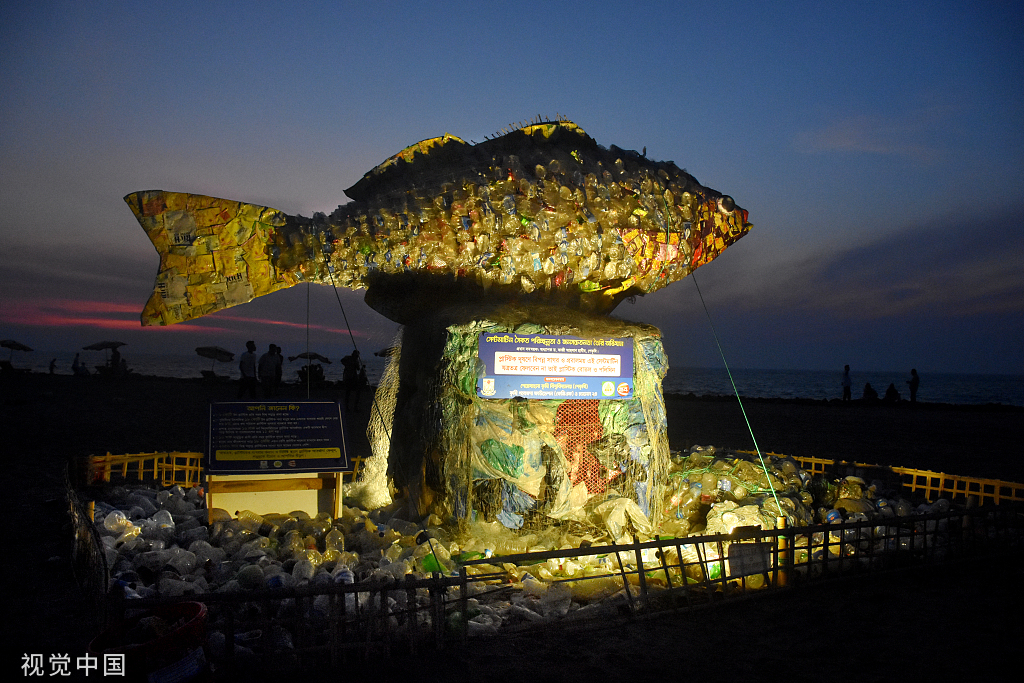孟加拉国居民用塑料垃圾做成鱼雕像 呼吁保护海洋