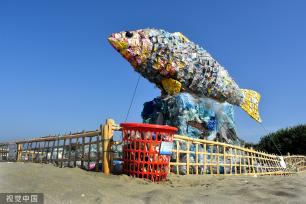 孟加拉国居民用塑料垃圾做成鱼雕像 呼吁保护海洋