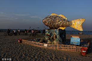 孟加拉国居民用塑料垃圾做成鱼雕像 呼吁保护海洋