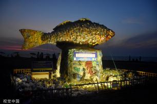 孟加拉国居民用塑料垃圾做成鱼雕像 呼吁保护海洋