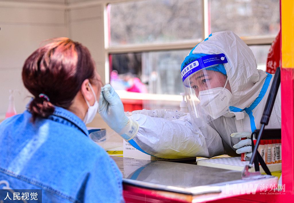 沈阳常态化核酸检测 市民与“大白”互相点赞