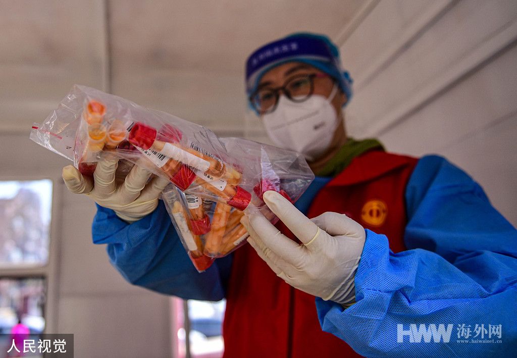 沈阳常态化核酸检测 市民与“大白”互相点赞