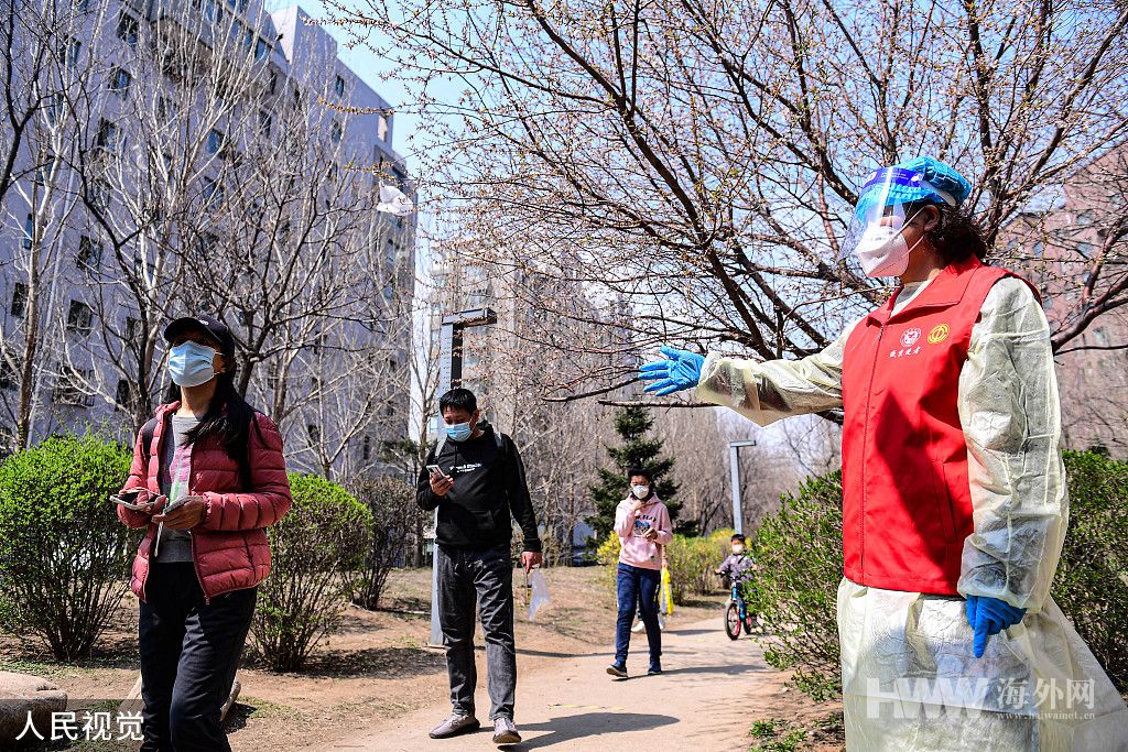 沈阳常态化核酸检测 市民与“大白”互相点赞