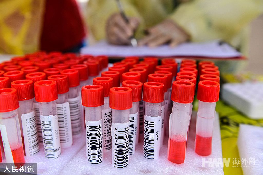 沈阳常态化核酸检测 市民与“大白”互相点赞