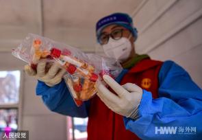 沈阳常态化核酸检测 市民与“大白”互相点赞