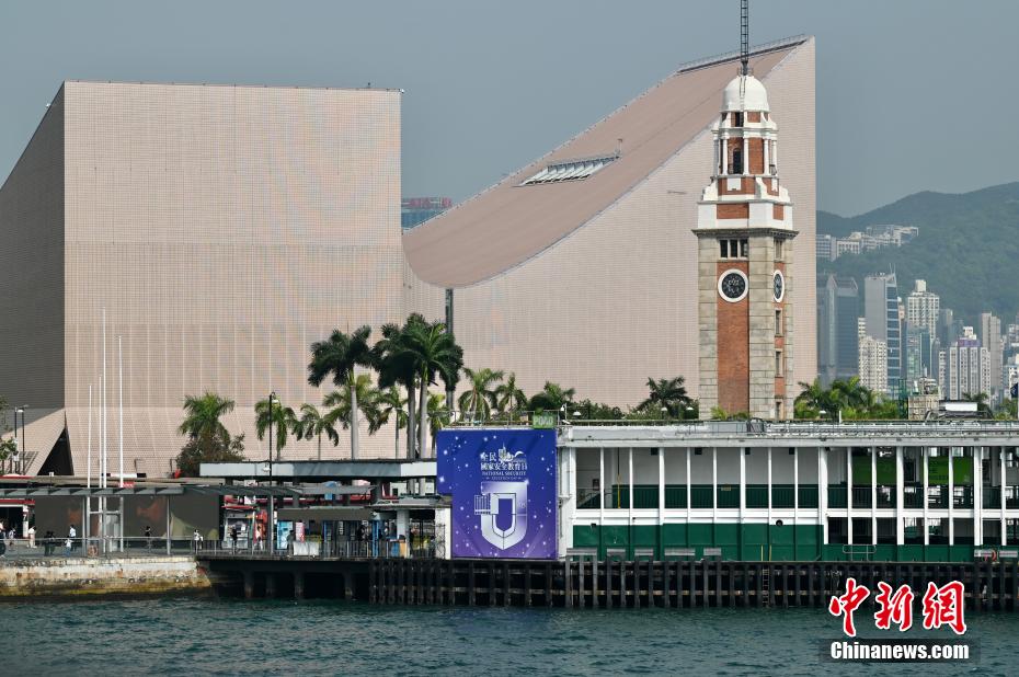 香港多区悬挂广告宣传全民国家安全教育日