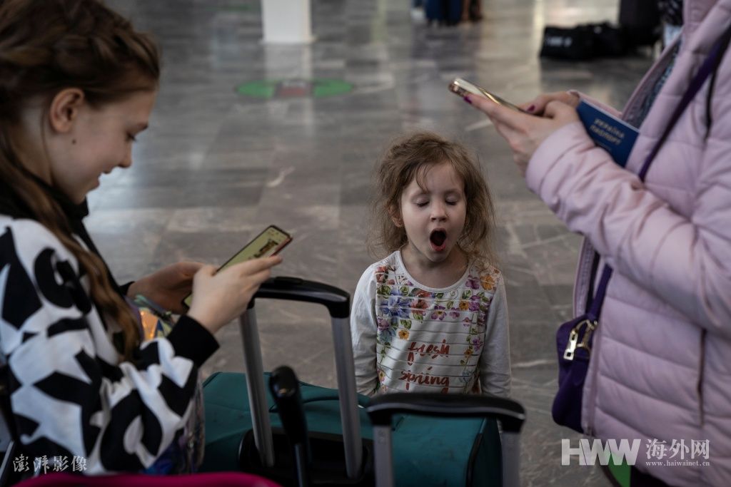 实拍美墨边境的乌克兰难民：入境美国难