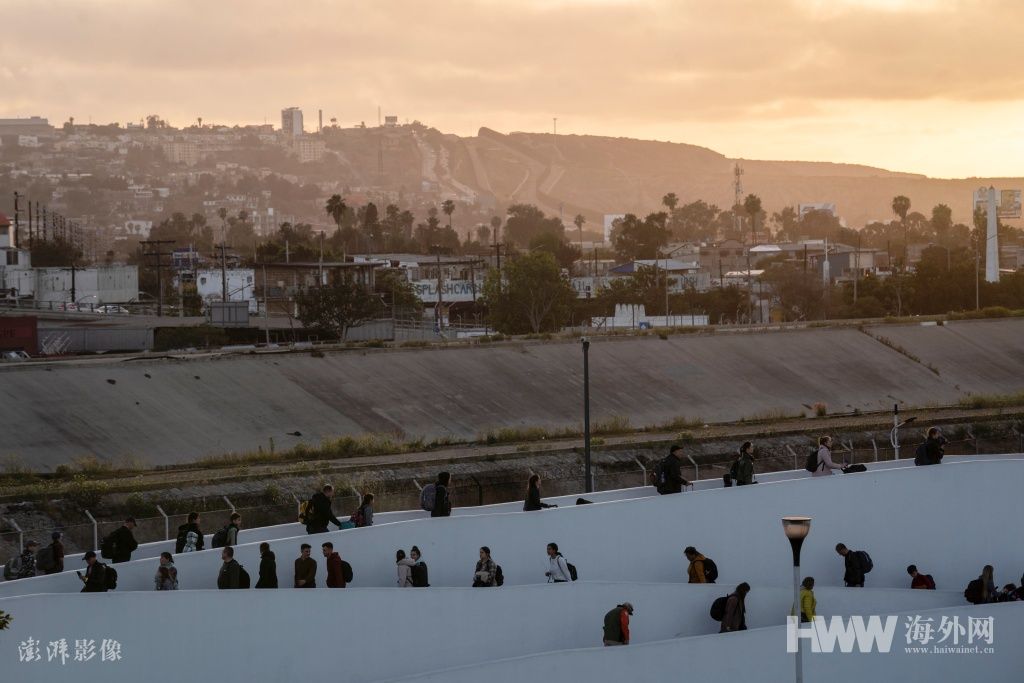 实拍美墨边境的乌克兰难民：入境美国难