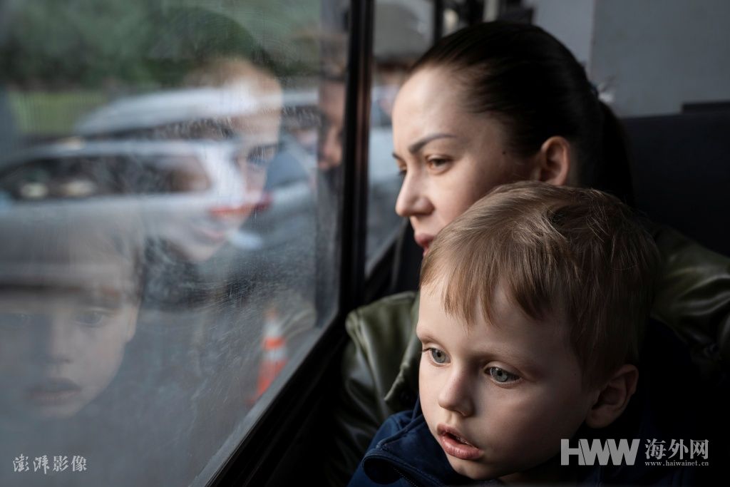 实拍美墨边境的乌克兰难民：入境美国难