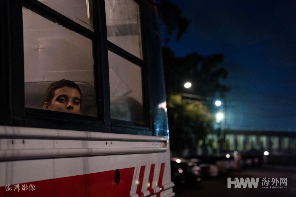 实拍美墨边境的乌克兰难民：入境美国难