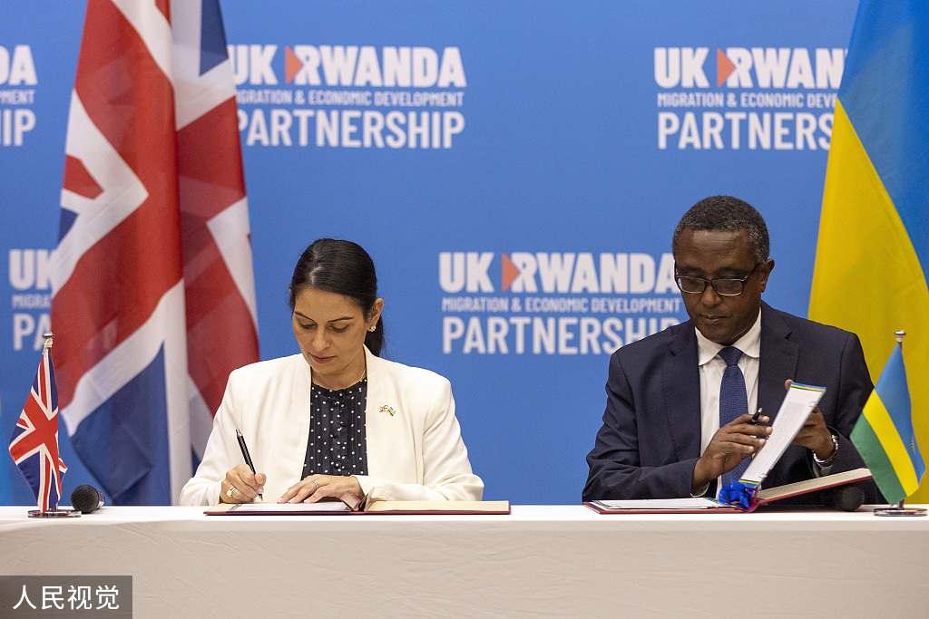 英拟将偷渡者送往卢旺达 同卢方签署协议