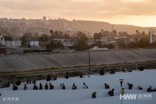 实拍美墨边境的乌克兰难民：入境美国难