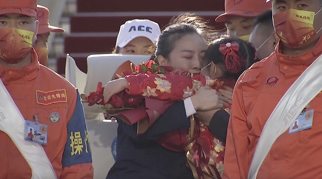 英雄归来！神舟十三号航天员乘组平安抵京