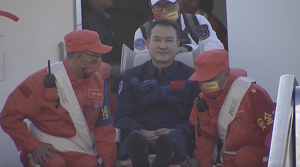 英雄归来！神舟十三号航天员乘组平安抵京