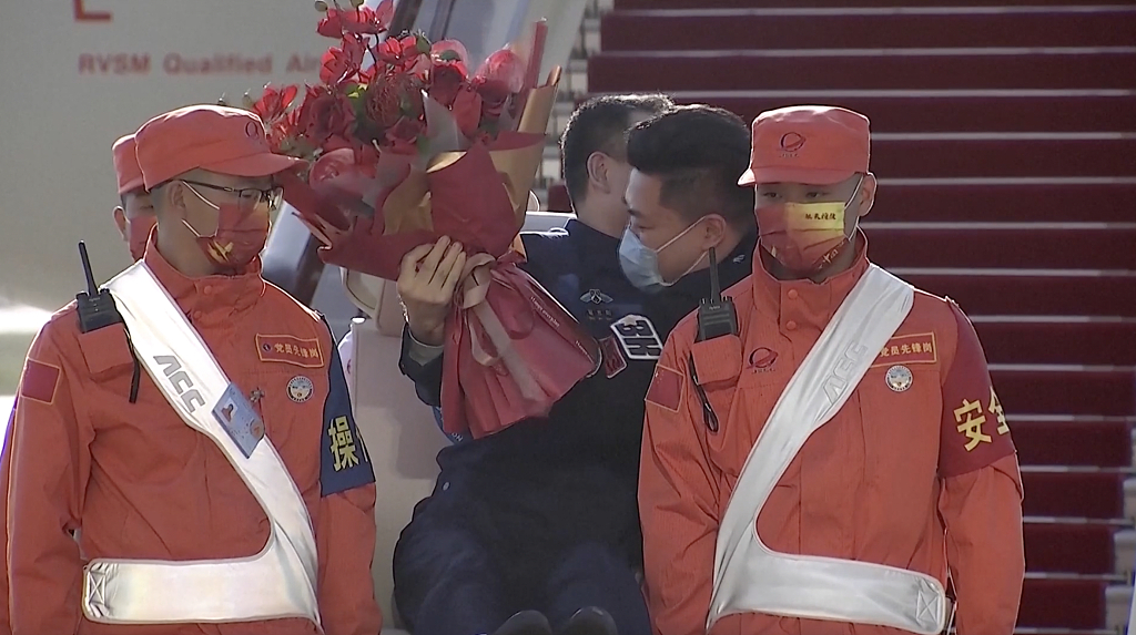 英雄归来！神舟十三号航天员乘组平安抵京