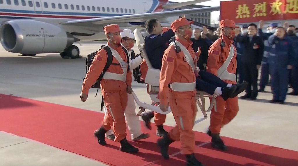 英雄归来！神舟十三号航天员乘组平安抵京