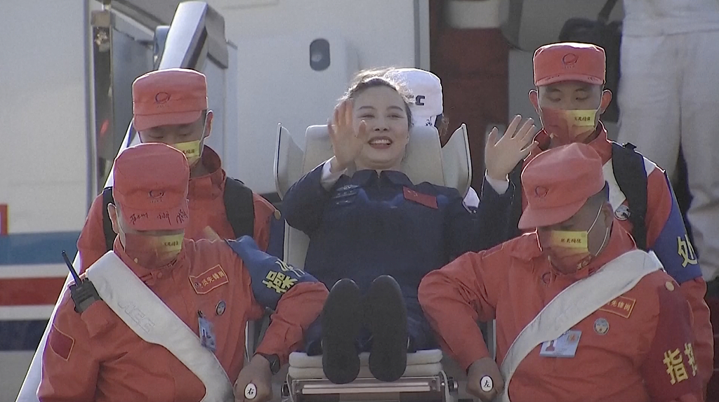 英雄归来！神舟十三号航天员乘组平安抵京