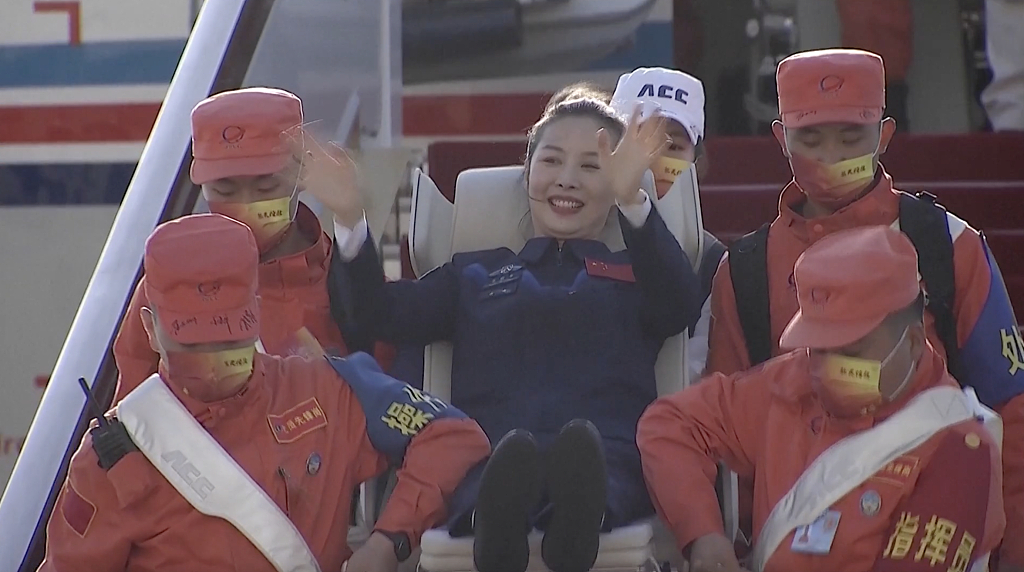 英雄归来！神舟十三号航天员乘组平安抵京