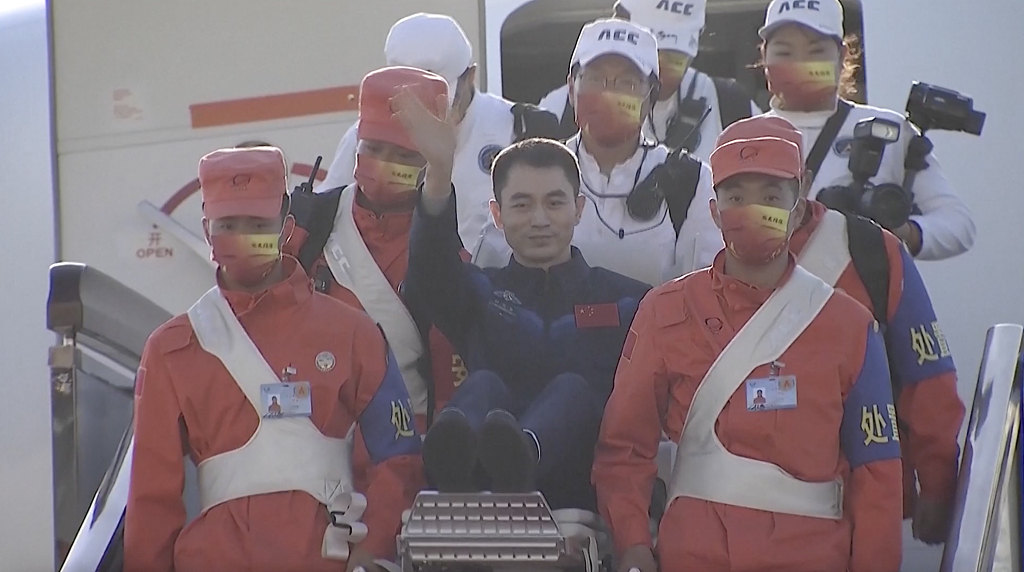 英雄归来！神舟十三号航天员乘组平安抵京