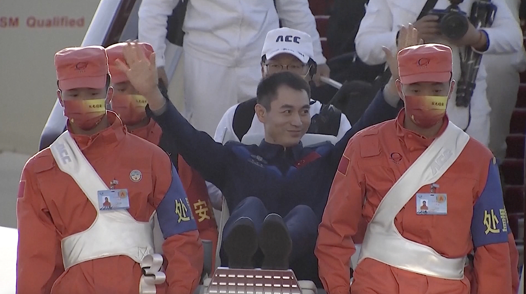 英雄归来！神舟十三号航天员乘组平安抵京