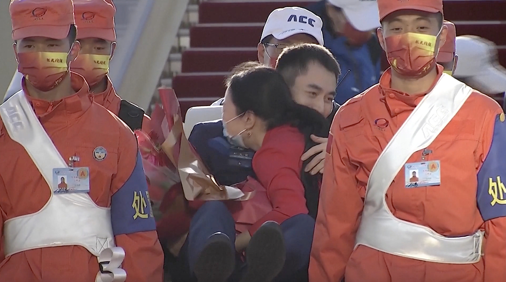 英雄归来！神舟十三号航天员乘组平安抵京