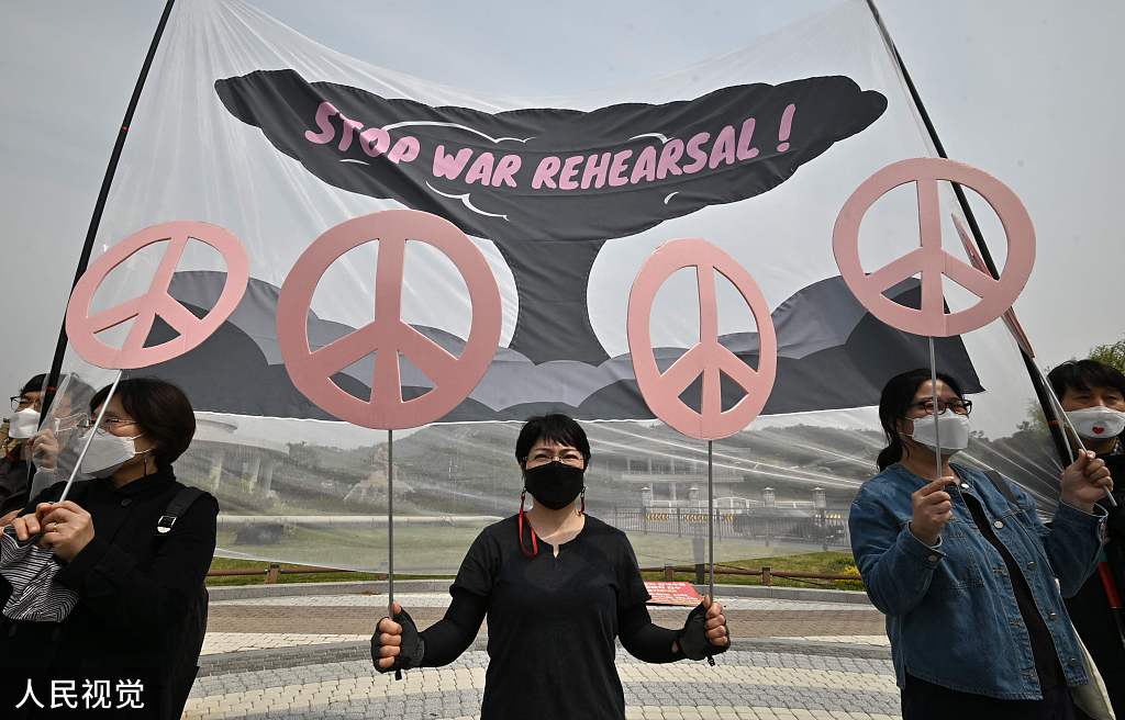 韩美举行联合军演 韩国民众在青瓦台附近抗议