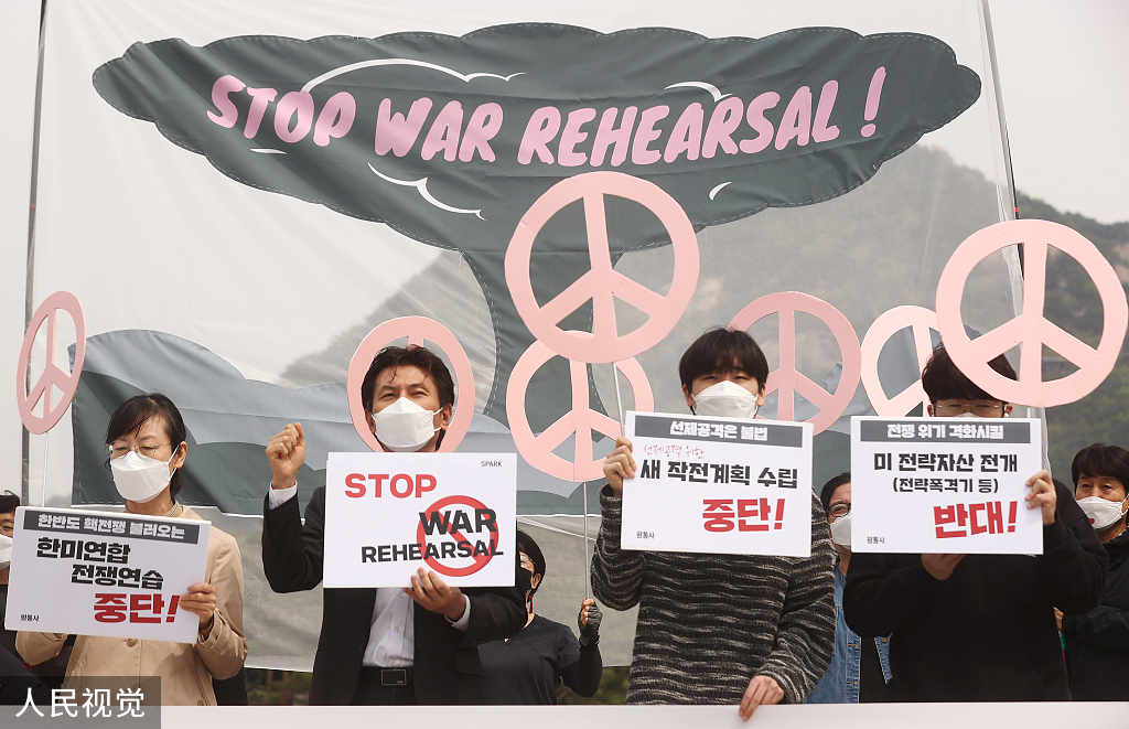 韩美举行联合军演 韩国民众在青瓦台附近抗议