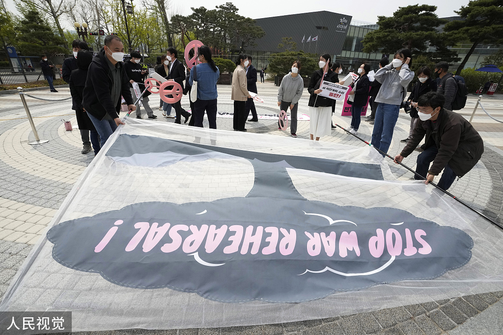 韩美举行联合军演 韩国民众在青瓦台附近抗议