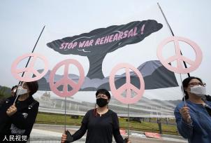 韩美举行联合军演 韩国民众在青瓦台附近抗议