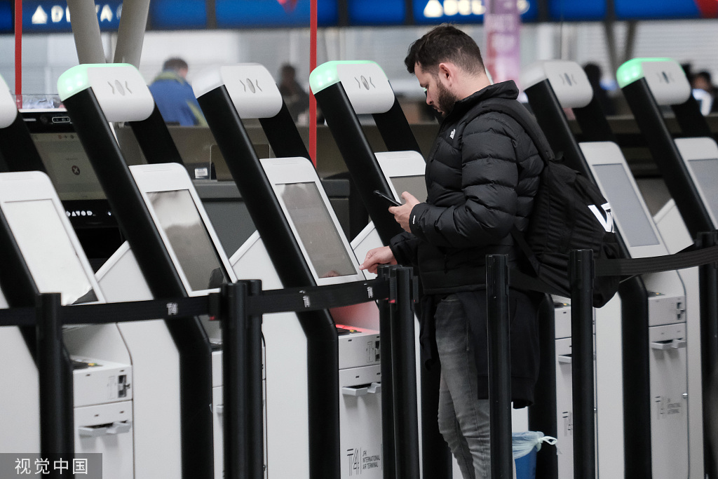 美多州确诊病例激增 多个航空公司取消口罩令