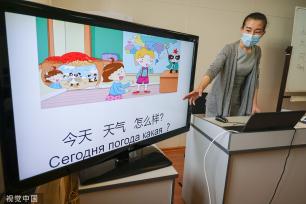 联合国中文日到来 俄罗斯学生手握毛笔写汉字