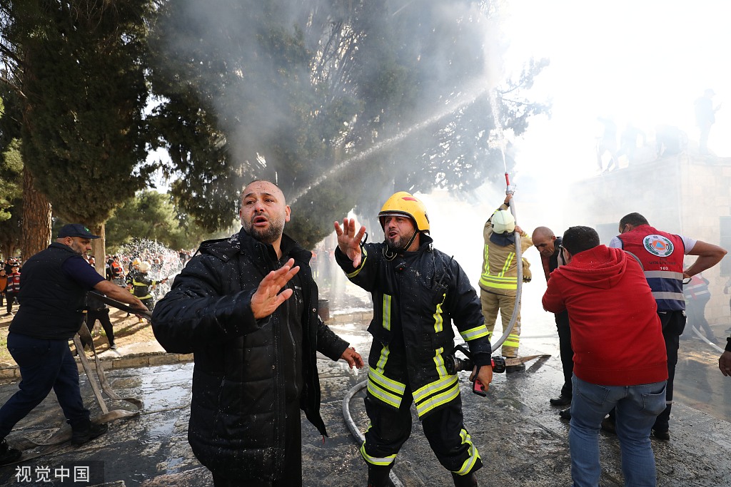 巴以爆发冲突 致阿克萨清真寺内树木失火