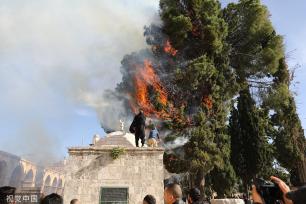 巴以爆发冲突 致阿克萨清真寺内树木失火