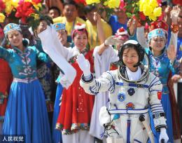 第七个中国航天日 回望历任航天员“巡天”飒爽英姿