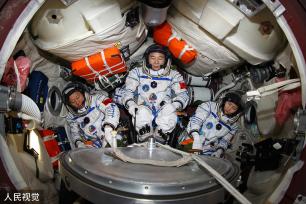 第七个中国航天日 回望历任航天员“巡天”飒爽英姿