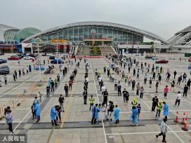 江苏南通：市民有序排队接受免费核酸检测