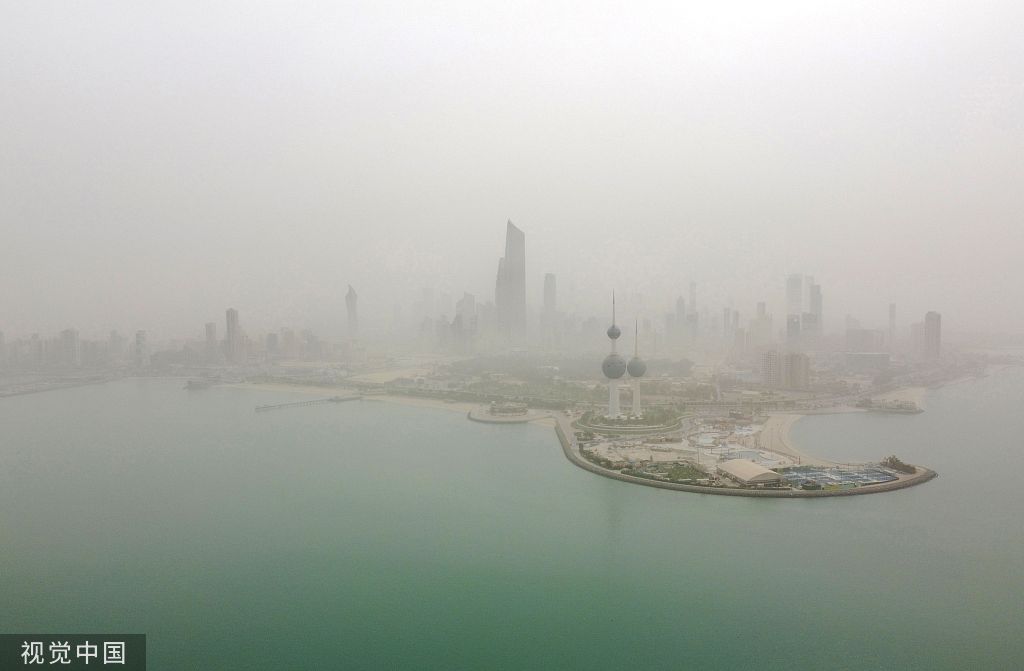 科威特遭遇沙尘暴 城市淹没沙尘中
